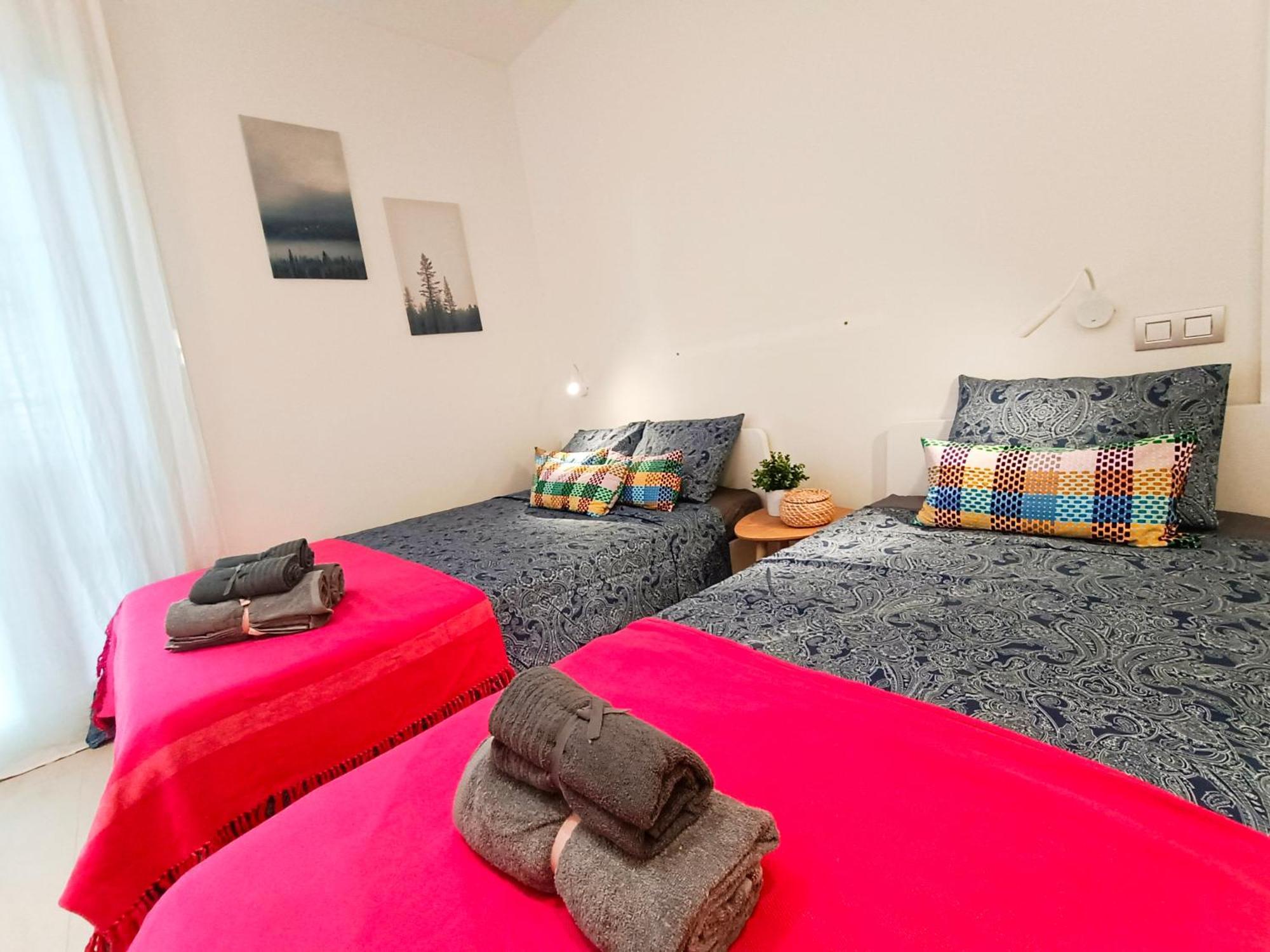 Private Rooms By Plaza Universidad 巴塞罗那 外观 照片