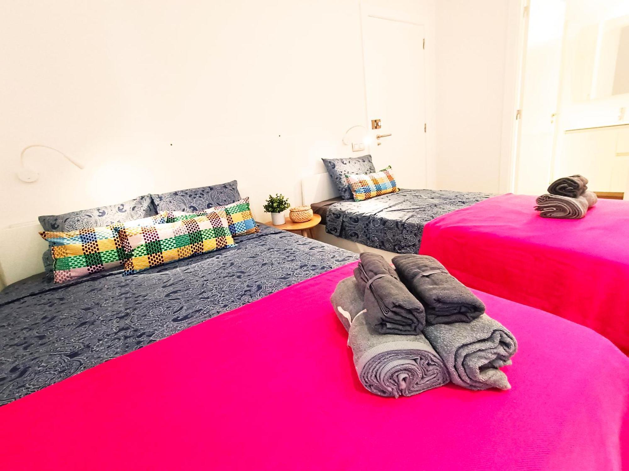 Private Rooms By Plaza Universidad 巴塞罗那 外观 照片